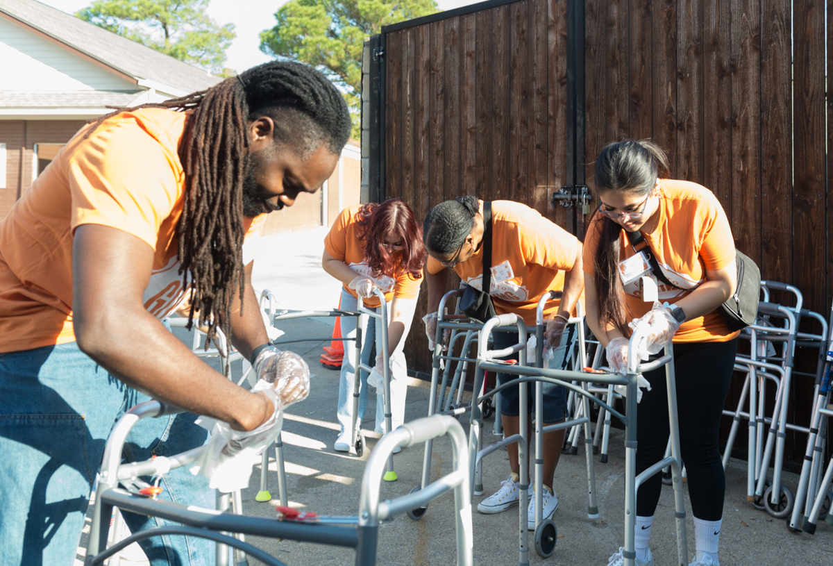 Texas Trust employees volunteer at Mission Arlington