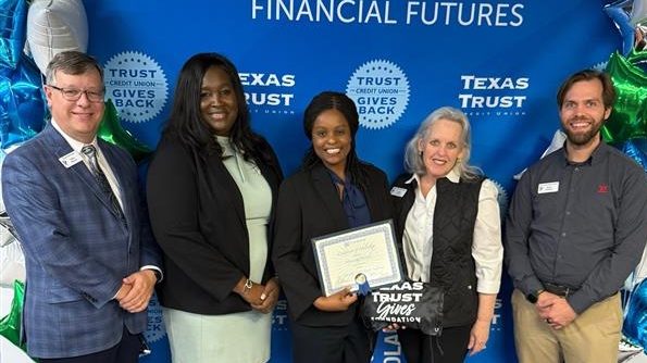 Texas Trust Gives Foundation awards $60,000 in scholarships
