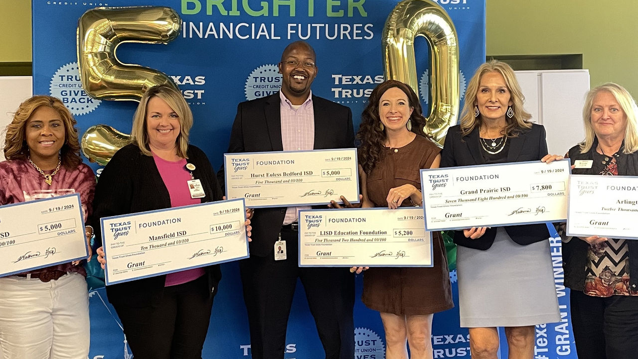 Representatives from CHISD, GPISD, MISD, Athens ISD, LISD, and AISD receives grants from Texas Trust Gives Foundation