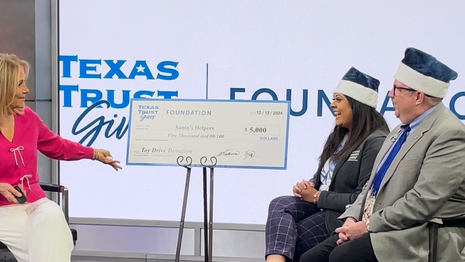 Texas Trust Gives Foundation donates $5,000 to WFAA's Santas Helpers 